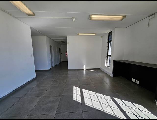 1,145M² WAREHOUSE TO LET IN HALFWAY HOUSE